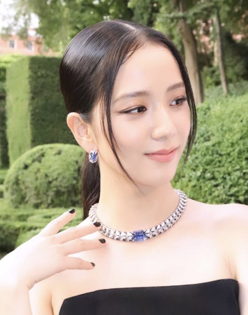Nhan sắc xinh đẹp của chị cả BLACKPINK cứu vớt kiểu tóc. (Ảnh: Twitter @onewaywithchu)