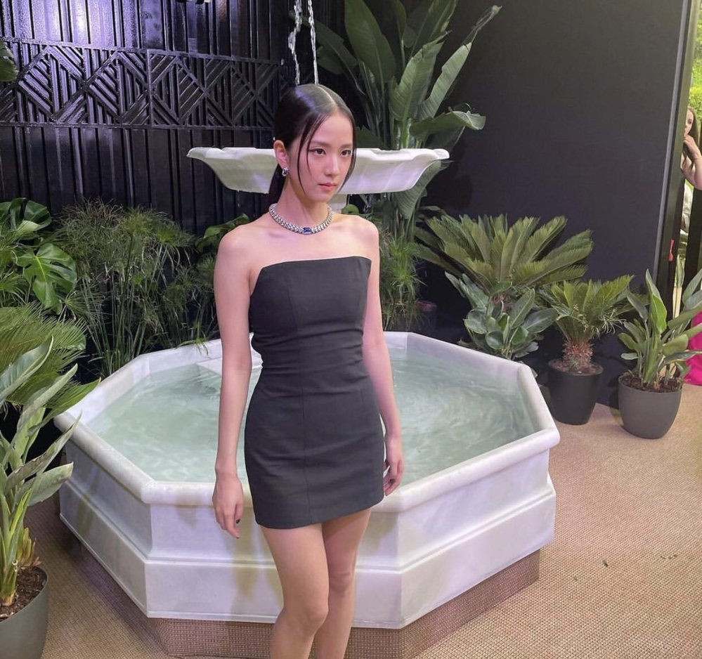 Đây là lần đầu tiên Jisoo tham dự sự kiện của Cartier với vai trò Đại sứ. (Ảnh: Twitter @NEWSJISOO)