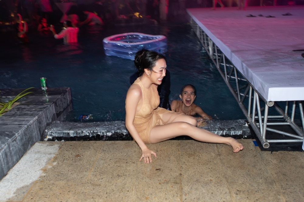  
Diện mạo tan nát của nữ diễn viên ở buổi chơi bể bơi khiến ai cũng bật cười. (Ảnh: Kiếng Cận) - Tin sao Viet - Tin tuc sao Viet - Scandal sao Viet - Tin tuc cua Sao - Tin cua Sao