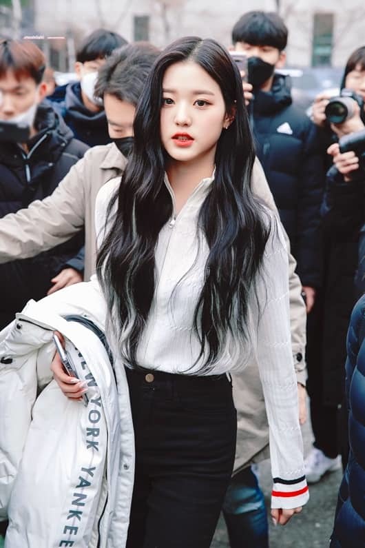    Wonyoung khi đặt giữa đám đông trở nên tỏa sáng rạng ngời. (Ảnh: Pinterest)