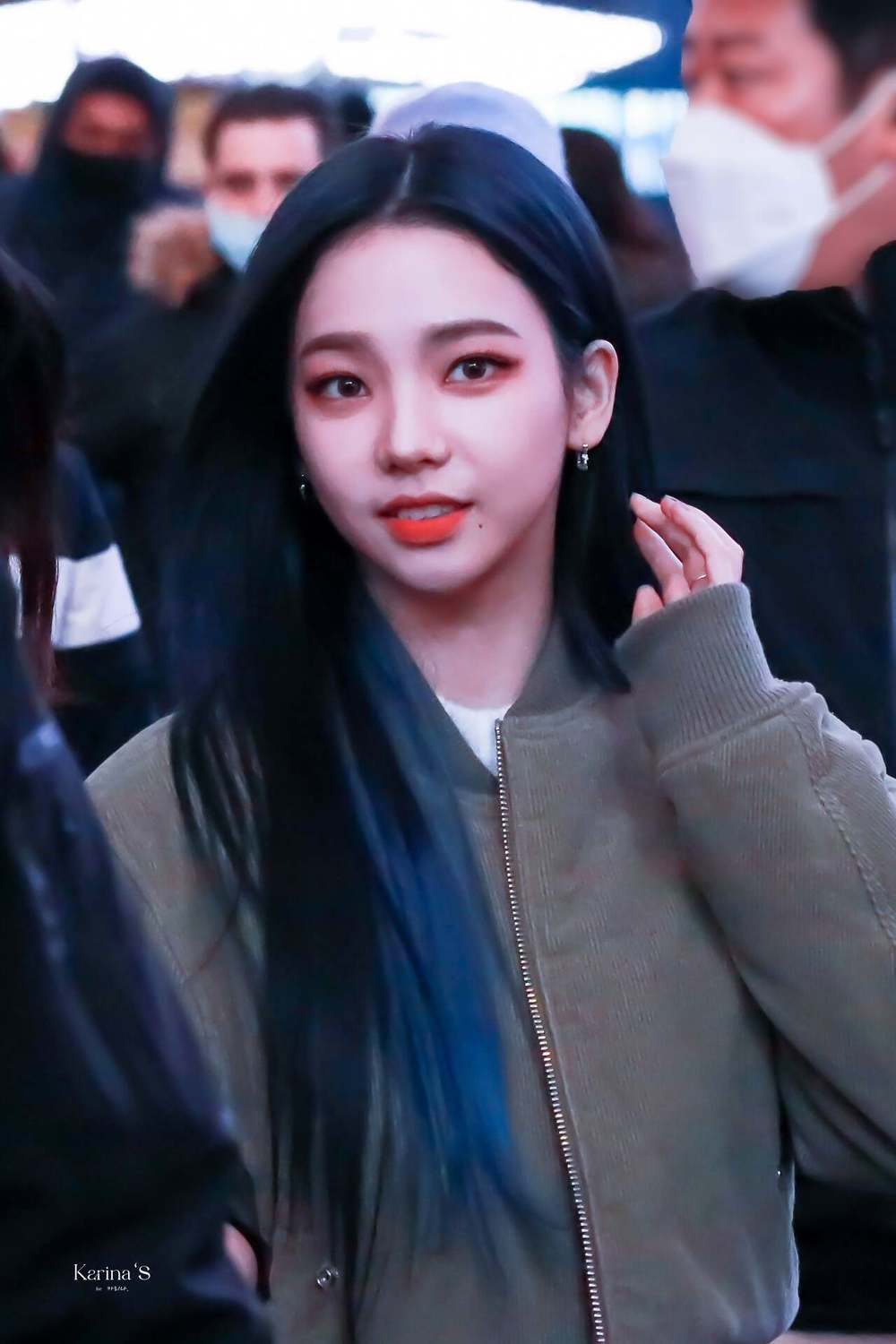    Vẻ ngoài rạng rỡ, cuốn hút của nữ idol giữa nơi đông người. (Ảnh: Karina'S)