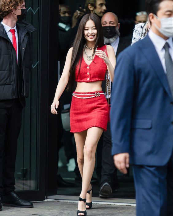    Jennie luôn rạng rỡ, thần thái trong các khoảnh khắc chụp vội. (Ảnh: Pinterest)