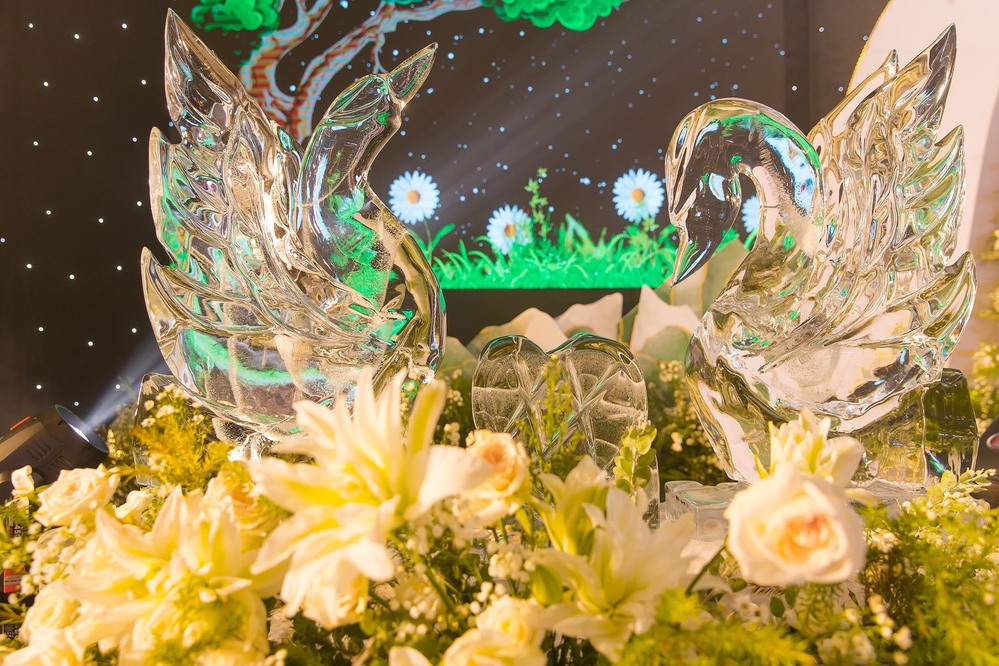  
Đôi uyên ương bằng thủy tinh đầy xinh đẹp được trang trí trong đám cưới tượng trưng cho cô dâu - chú rể. (Ảnh: Lê Huy) - Tin sao Viet - Tin tuc sao Viet - Scandal sao Viet - Tin tuc cua Sao - Tin cua Sao