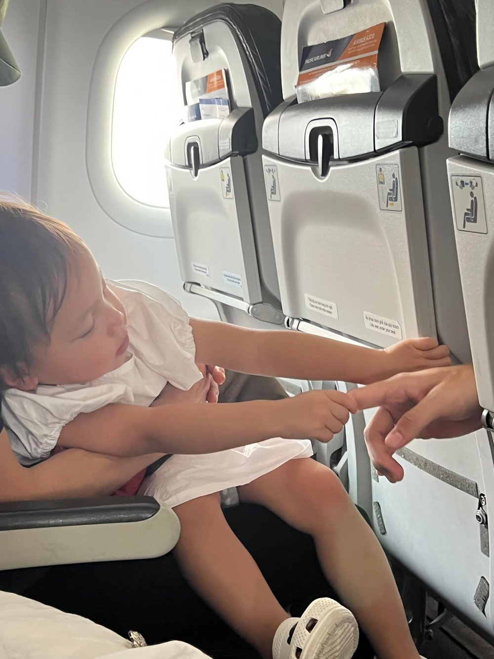  
Khoảnh khắc bé Lisa nắm lấy tay bố Kim khi ngồi máy bay. (Ảnh: FB Hồ Ngọc Hà) - Tin sao Viet - Tin tuc sao Viet - Scandal sao Viet - Tin tuc cua Sao - Tin cua Sao
