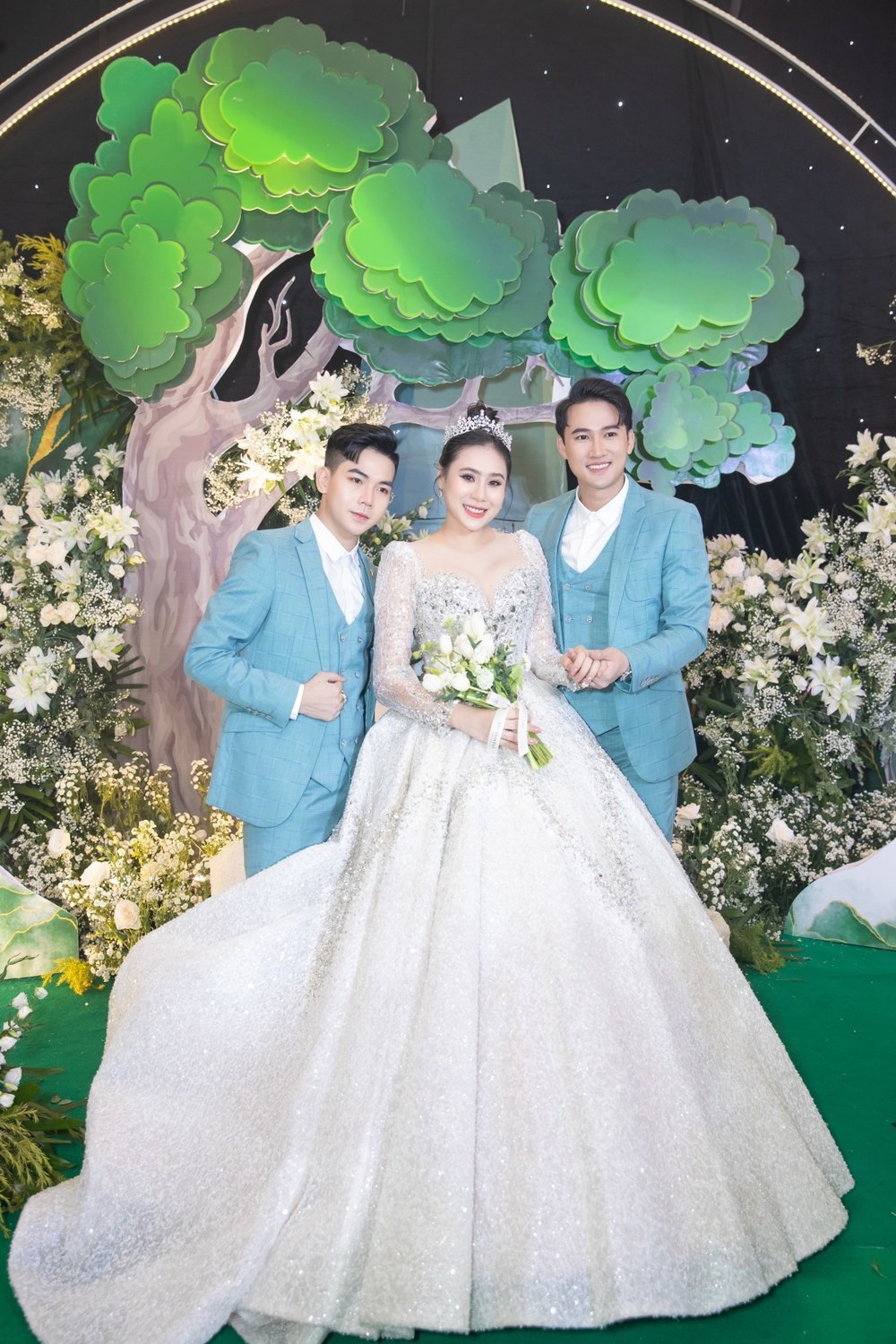  
Hà Trí Quang và "người tình tin đồn" Thanh Đoàn cùng diện vest đôi đồng điệu màu xanh tại đám cưới. (Ảnh: Lê Huy)