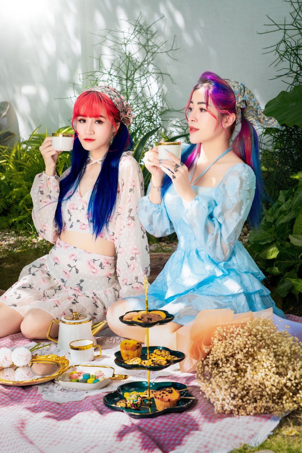    Concept chụp ảnh của đôi bạn cũng khá sặc sỡ.