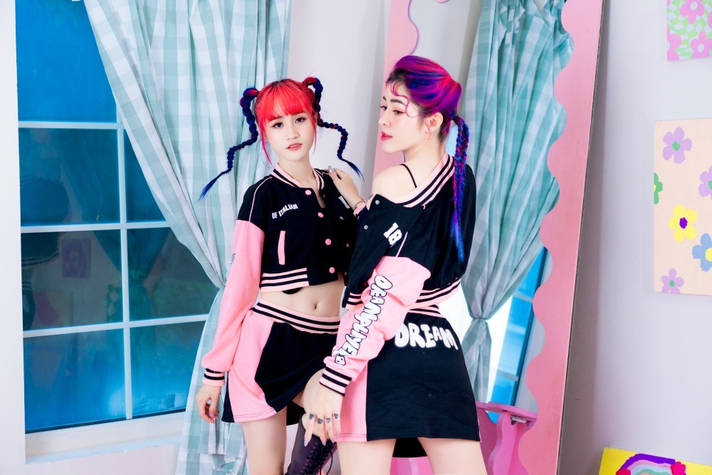    Cả hai diện những bộ trang phục cá tính, màu sắc nổi bật.