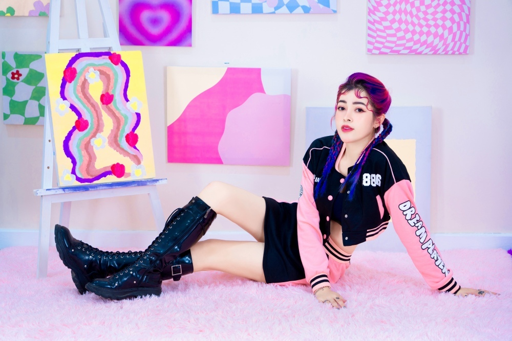    Linh Barbie muốn có kỉ niệm đẹp với bạn thân.