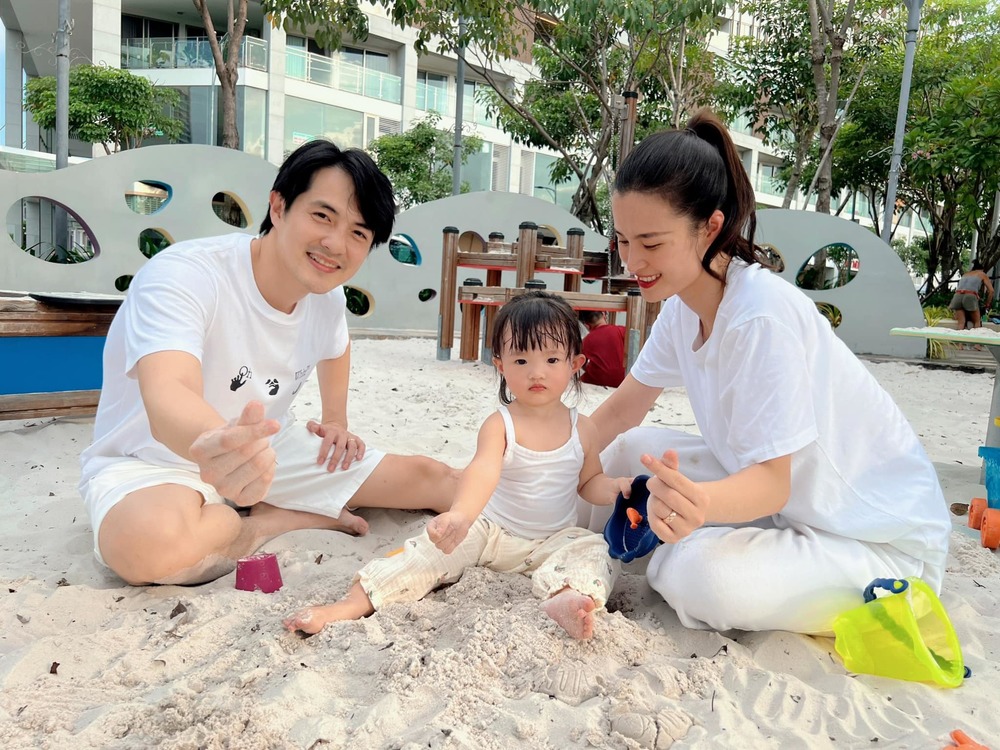  
Khung ảnh 3 người hạnh phúc của gia đình Ông Cao Thắng, biểu cảm bé Winnie gây chú ý. (Ảnh: FB Đông Nhi)