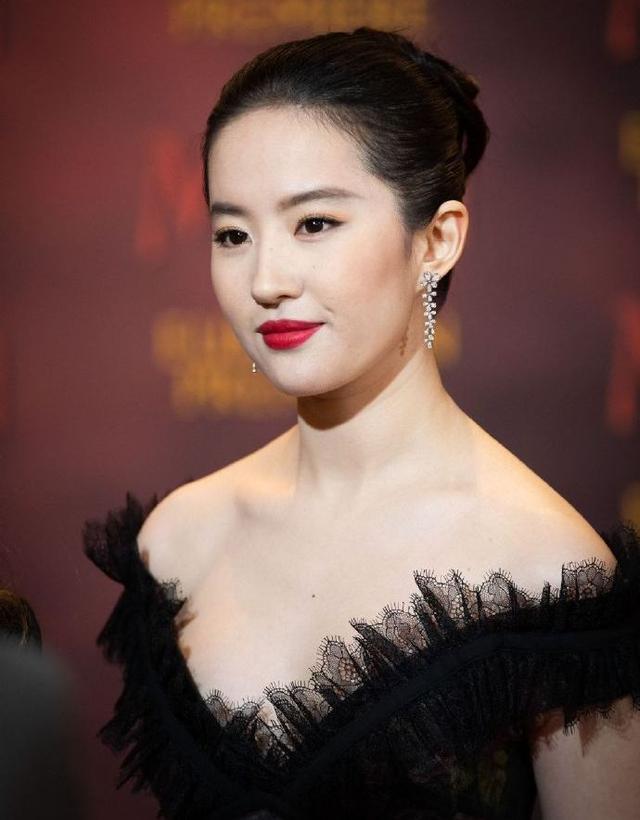 Có quá nhiều nghi vấn không rõ ràng khiến công chúng càng có thêm niềm tin cho rằng nữ diễn viên làm giả học vấn. (Ảnh: Weibo)