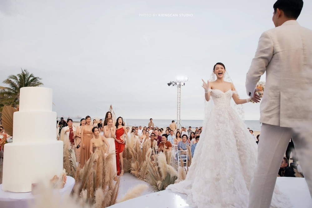  
 Đám cưới Minh Hằng diễn ra ở một bãi biển xinh đẹp. (Ảnh: Kiếng Cận) - Tin sao Viet - Tin tuc sao Viet - Scandal sao Viet - Tin tuc cua Sao - Tin cua Sao