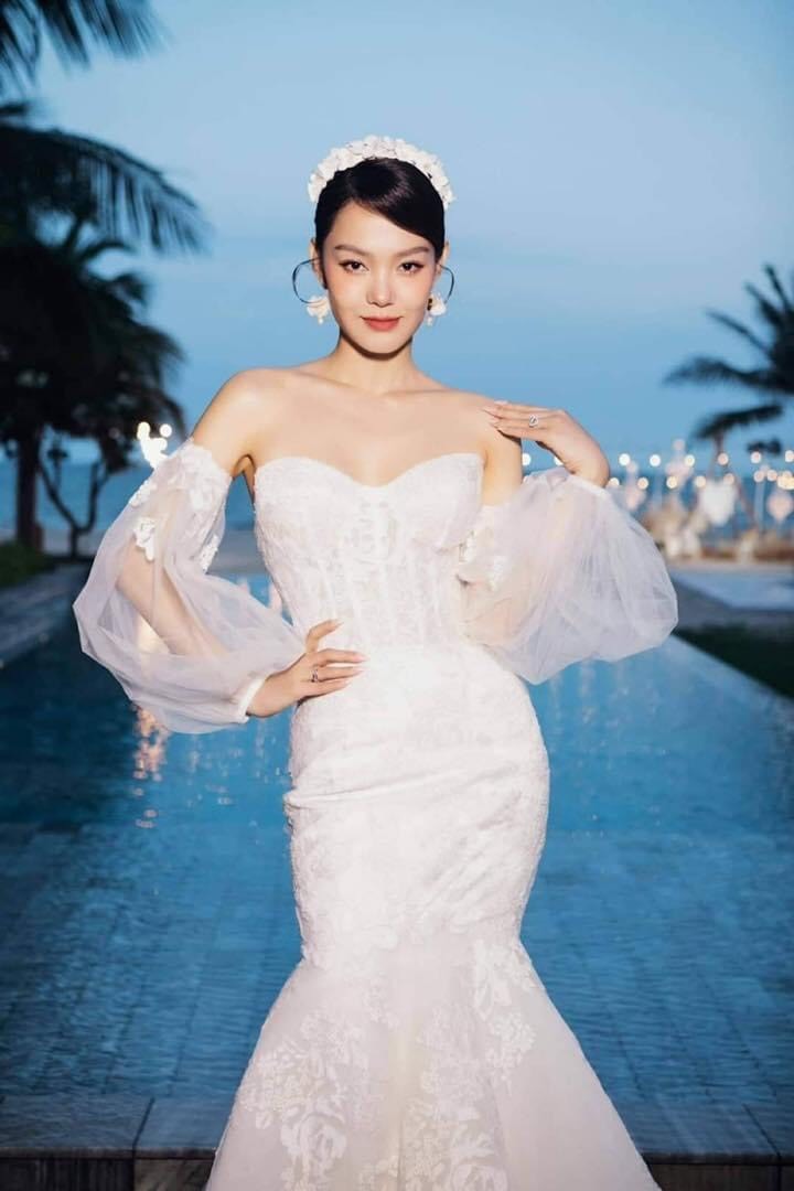  
Bộ váy cưới thứ hai biến Minh Hằng thành một nữ hoàng. 