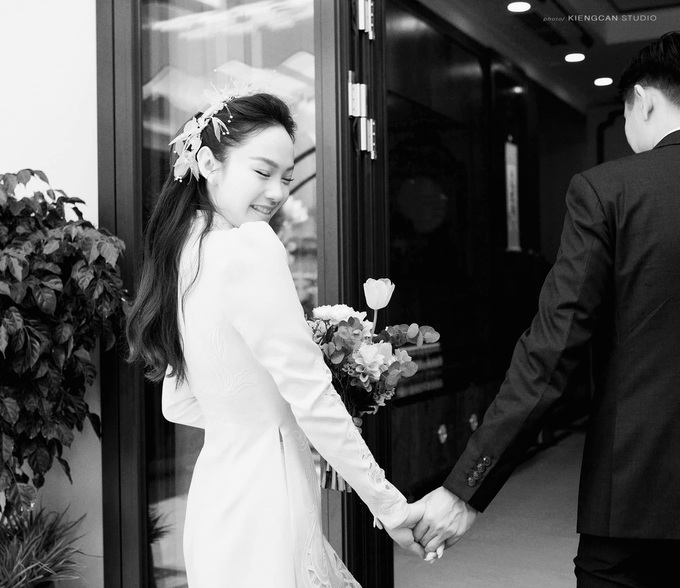  
Đôi vợ chồng nắm tay nhau hạnh phúc nhưng bức ảnh được chụp với góc máy đặc biệt. (Ảnh: Team Kiếng Cận)