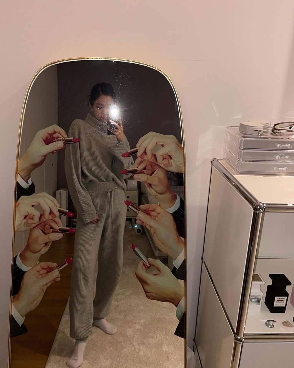  Chiếc gương có giá đắt đỏ được Jennie "tậu" về. (Ảnh: Instagram @jennierubyjane)