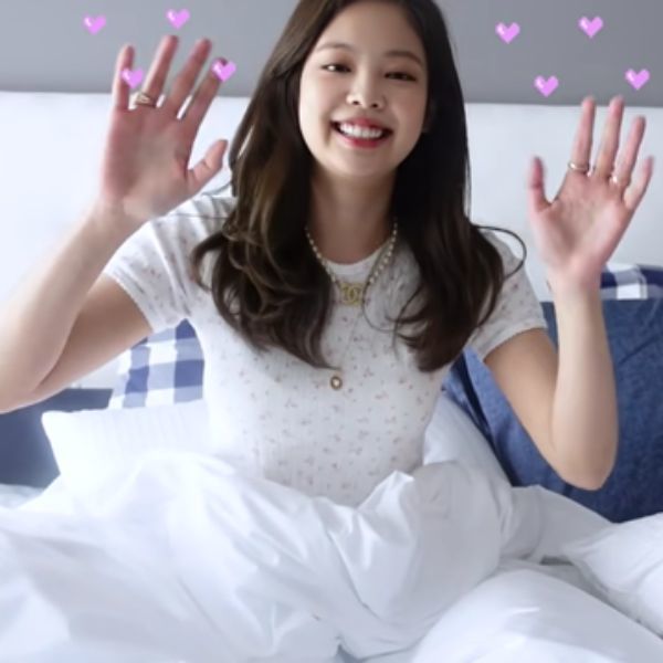 Nữ idol đầu tư cho giấc ngủ với chiếc giường gần 660 triệu đồng. (Ảnh: Chụp màn hình YouTube Jennierubyjane Official)