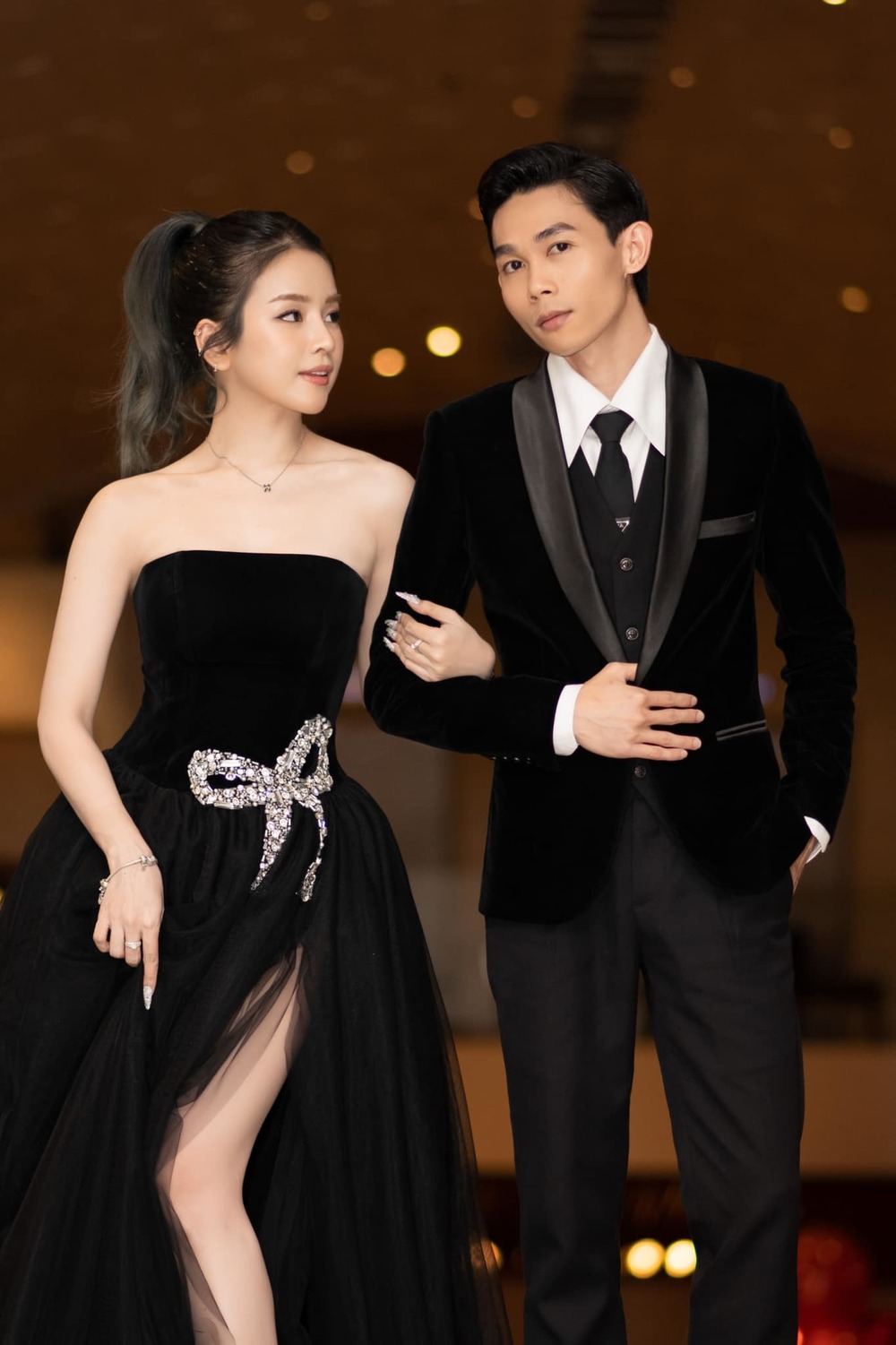  
Quán quân Cười Xuyên Việt khéo mặc vest đen đồng điệu với bạn gái. (Ảnh: FB DJ Mie)