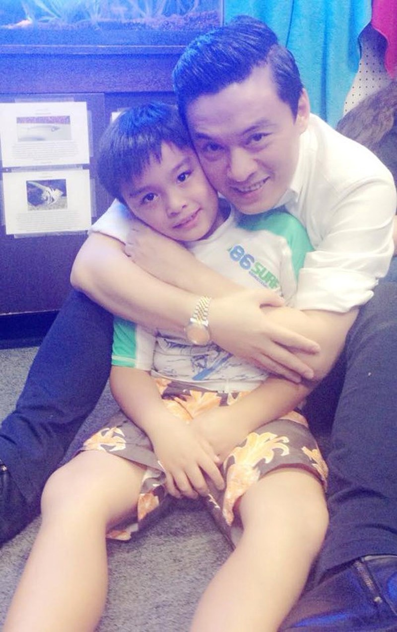  
Lam Trường và con trai quấn quýt mỗi khi gặp mặt. (Ảnh: Facebook Lam Trường)