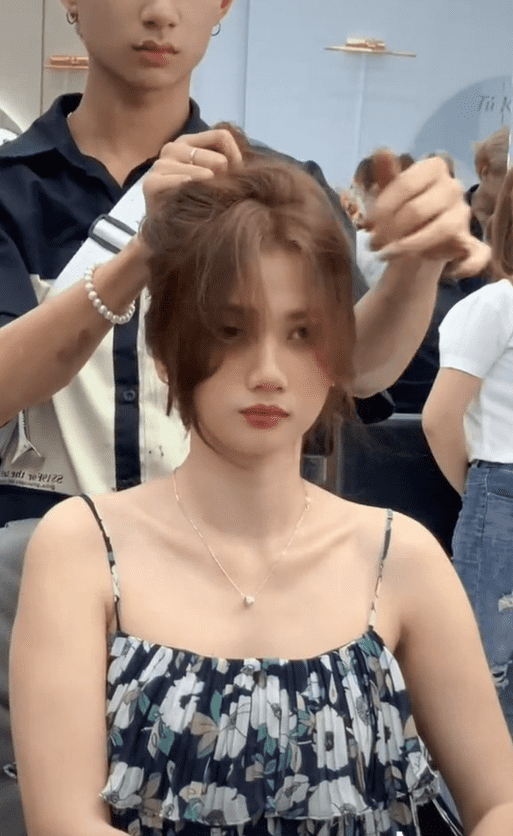    Việc cắt tóc đã giúp cô trẻ hơn rất nhiều. (Ảnh: Chụp màn hình video TikTok L.T)