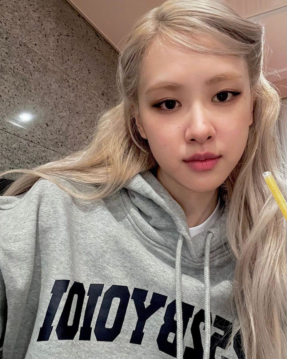  Đôi má bánh bao của cô nàng càng thêm đáng yêu khi thiếu phấn son. (Ảnh: Instagram @roses_are_rosie)