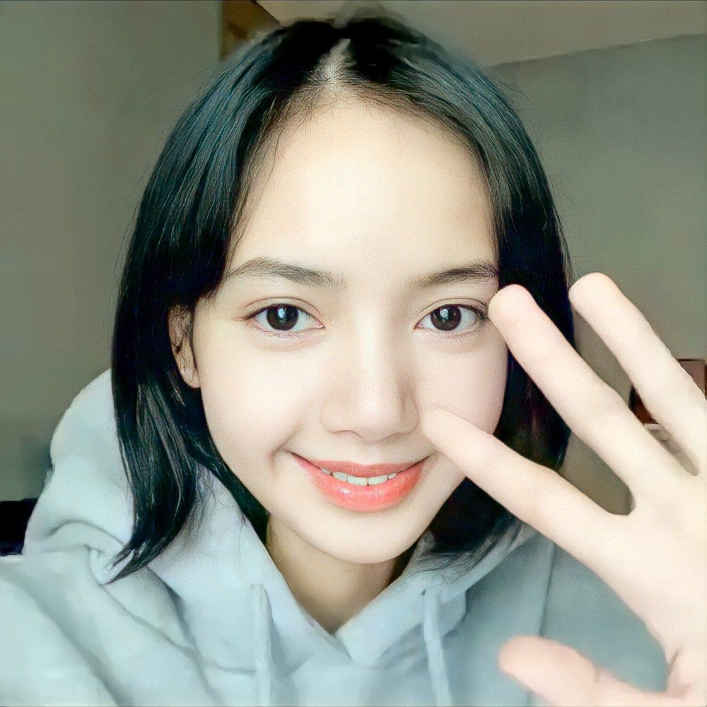  Em út BLACKPINK từng gây sốt khi chỉ tô chút son và vén chiếc mái 10 tỷ won. (Ảnh: Instagram @lalalalisa_m)