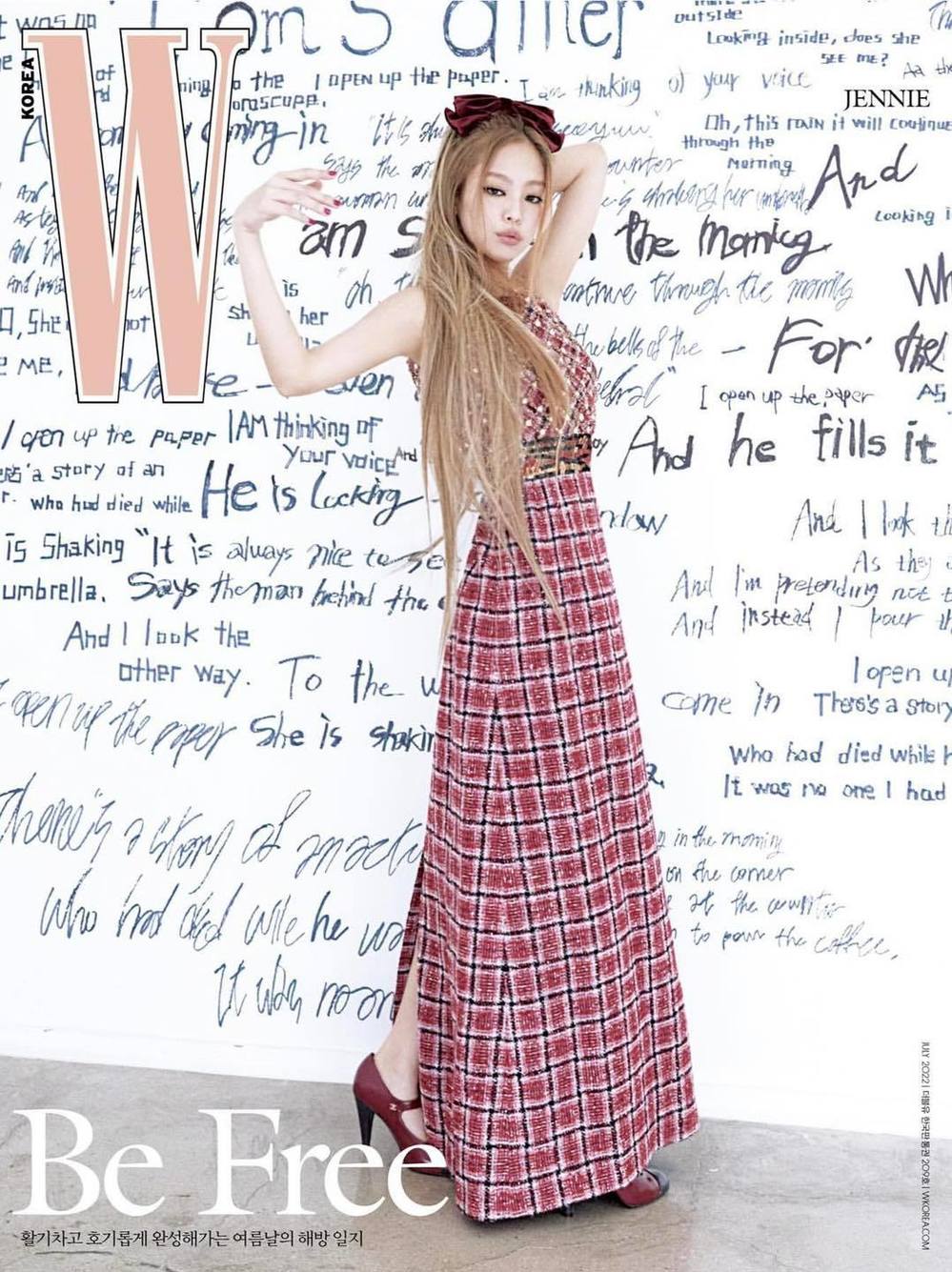 Màn xuất hiện đầy thần thái của Jennie vốn tưởng bất ngờ nhưng lại chẳng mấy ngạc nhiên. (Ảnh: W Korea)