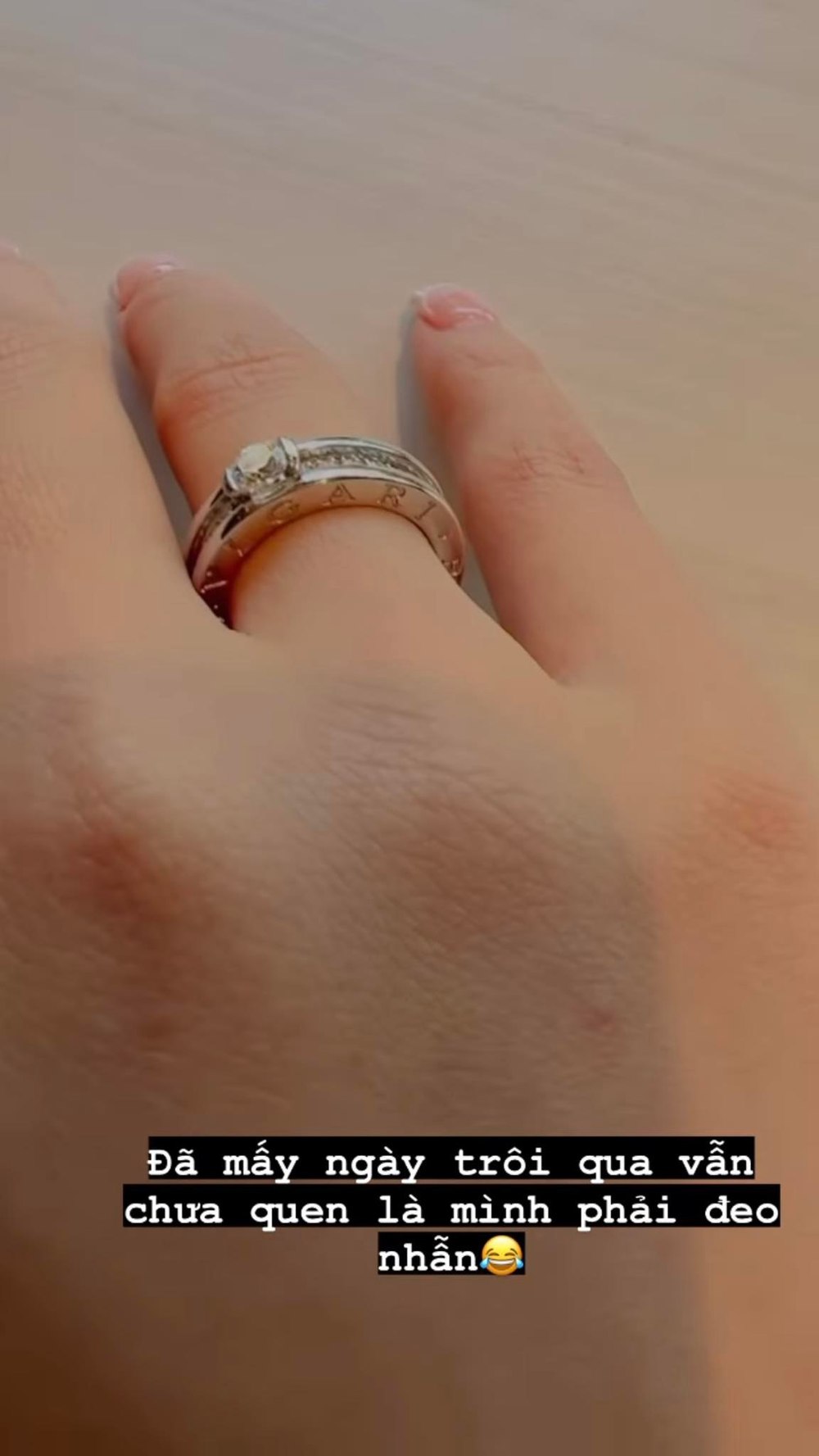  
Nữ diễn viên cho biết cô vẫn khá bỡ ngỡ khi đeo nhẫn cưới sau hôn lễ. (Ảnh: Instagram @minhhang2206) - Tin sao Viet - Tin tuc sao Viet - Scandal sao Viet - Tin tuc cua Sao - Tin cua Sao