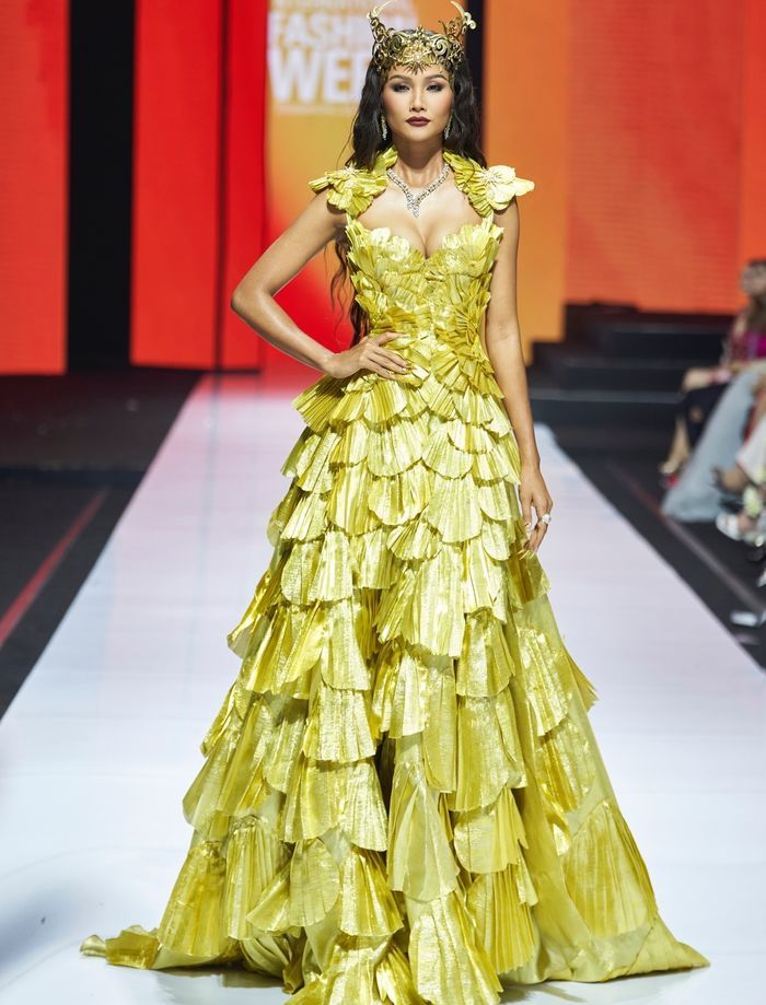  
Thần thái trên sàn runway "không phải dạng vừa" của Hoa hậu Hoàn vũ Việt Nam 2017. (Ảnh: FB H'Hen Niê)