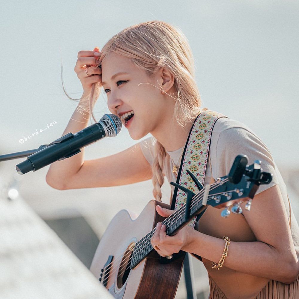 Rosé thể hiện giọng hát của mình trong chương trình. (Ảnh: Allkpop)