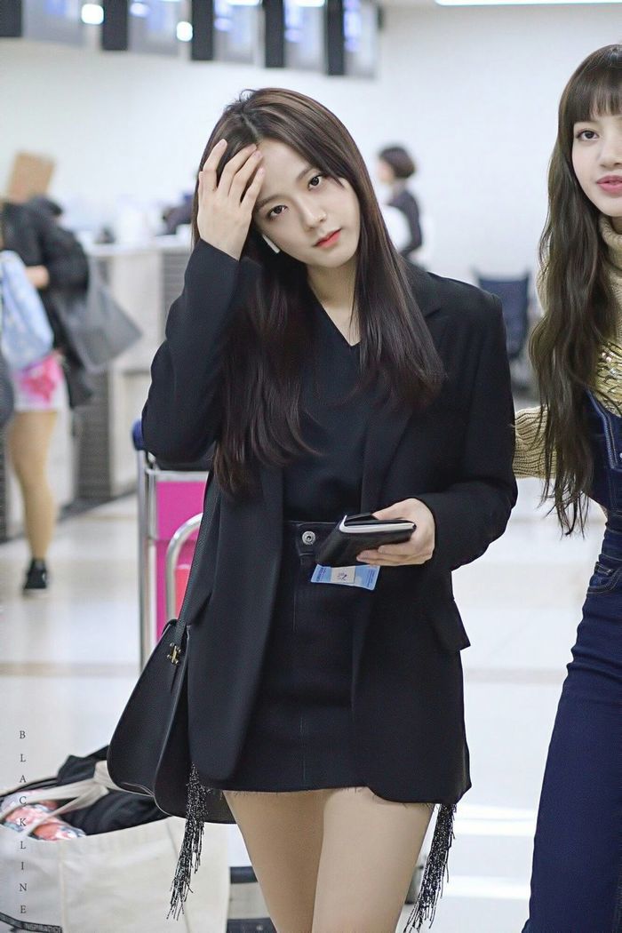  Jisoo toát lên vẻ "soái tỷ" khi diện vest ở sân bay. (Ảnh: BLackLine)