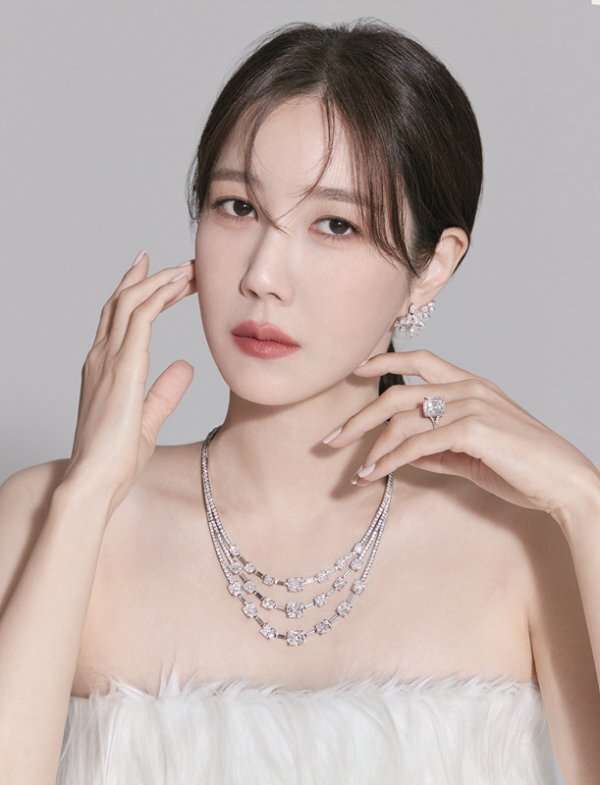  
Khí chất của Lee Ji Ah được cho là phù hợp với thương hiệu Tiffany & Co. (Ảnh: K-star-Holic)