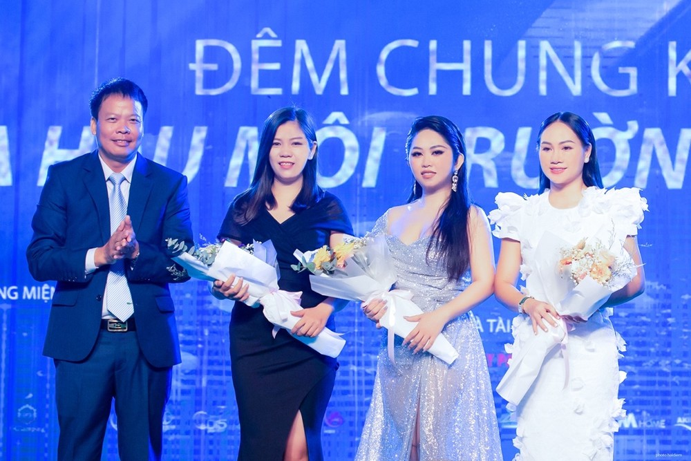 BTC trao hoa vinh danh Nhà tài trợ Kim cương: CEO MVOT chị Trần Thị Đan Thanh (ở giữa).