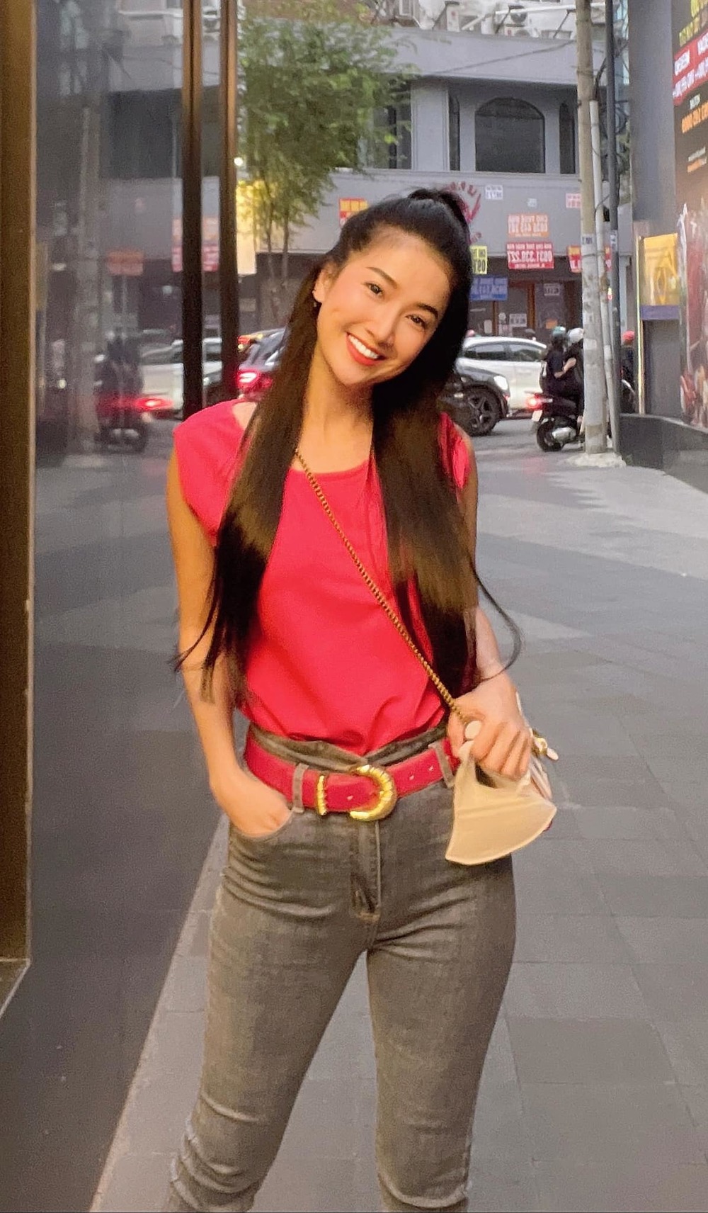  
Sao nữ Luật trời hack tuổi với style năng động, trẻ trung như thiếu nữ đôi mươi. (Ảnh: Facebook Hoàng Quỳnh Lam)