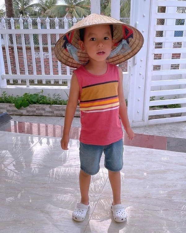  
Khác với việc "dát" hàng hiệu như ở trời Tây, cậu bé diện trang phục giản dị, đội nón lá cực đáng yêu. (Ảnh: FB Hoa hậu Phạm Hương) - Tin sao Viet - Tin tuc sao Viet - Scandal sao Viet - Tin tuc cua Sao - Tin cua Sao