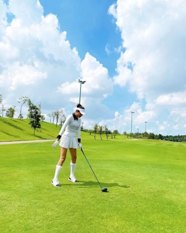  
Sau khi về Việt Nam, Hoa hậu Phạm Hương vẫn thực hiện những thói quen của mình như đi chơi golf. (Ảnh: FB Hoa hậu Phạm Hương) - Tin sao Viet - Tin tuc sao Viet - Scandal sao Viet - Tin tuc cua Sao - Tin cua Sao