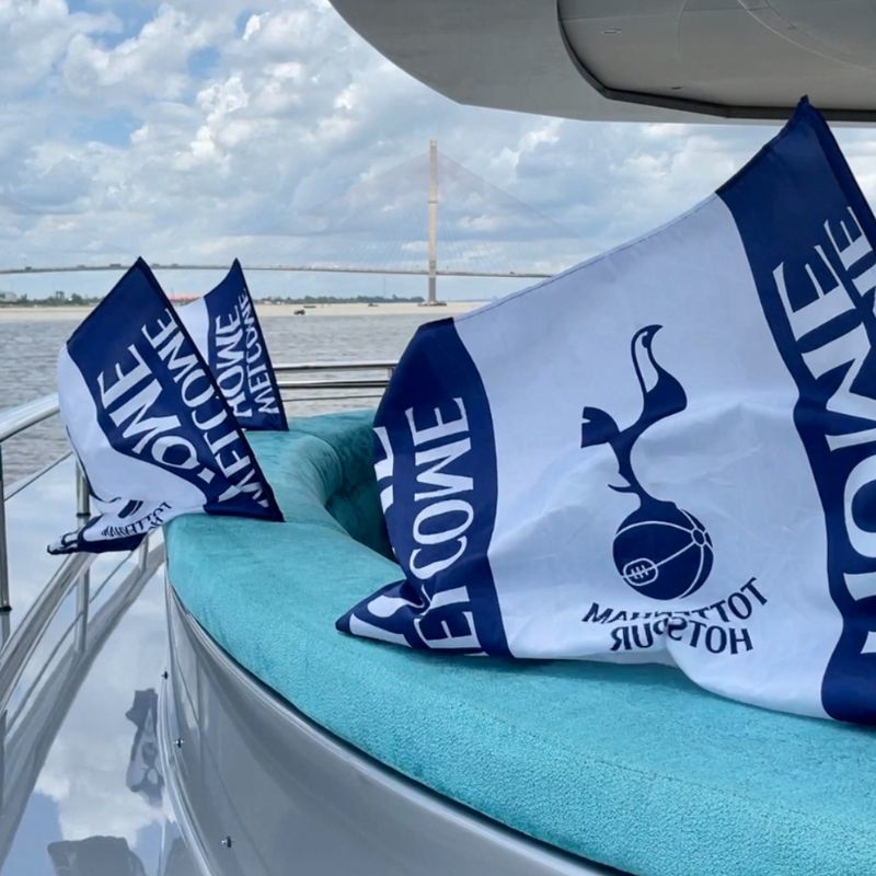  
Lá cờ biểu tượng của CLB Tottenham được treo ở sảnh du thuyền. (Ảnh: Thanh Niên)