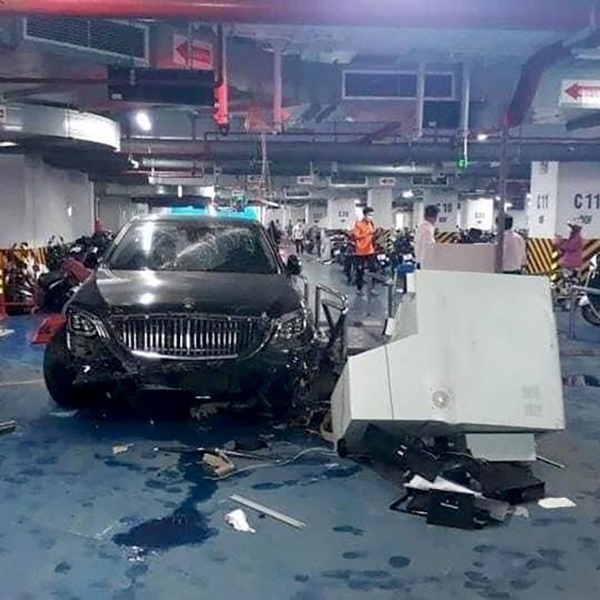  Chiếc xe sang gây sự cố tại hầm chung cư ở Hà Nội. (Ảnh: Công Lý)