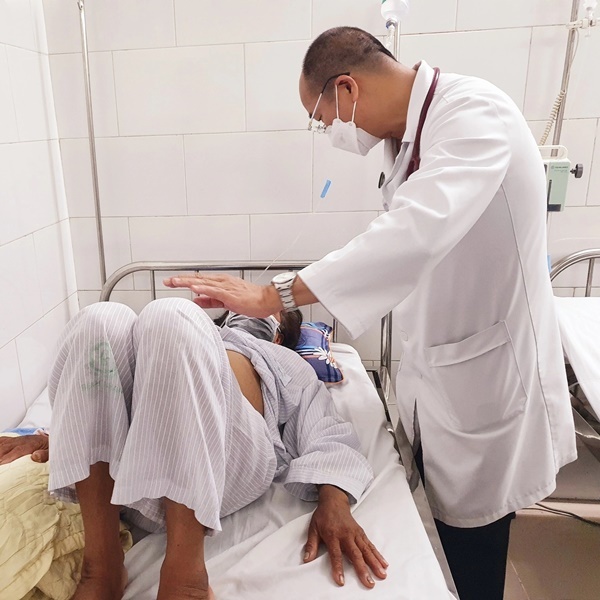 
Bệnh nhân sốt xuất huyết điều trị ở Bệnh viện Bạch Mai. (Ảnh: Zing News)