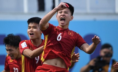  
Tiến Long ghi bàn cho U23 Việt Nam. (Ảnh: Tuoitre)