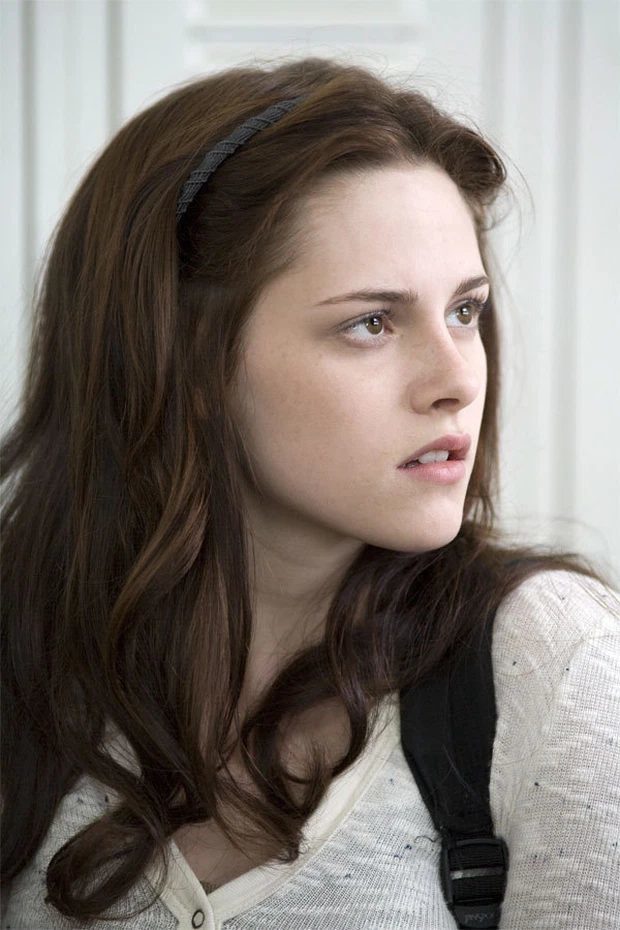  Kristen Stewart trở thành thiếu nữ xinh xắn trong phim Chạng Vạng. (Ảnh: Tư liệu phim)