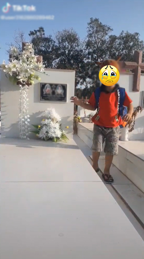  
Vừa tan học con trai đã ra thăm mộ mẹ. (Ảnh: Chụp màn hình video TikTok P.N.H)