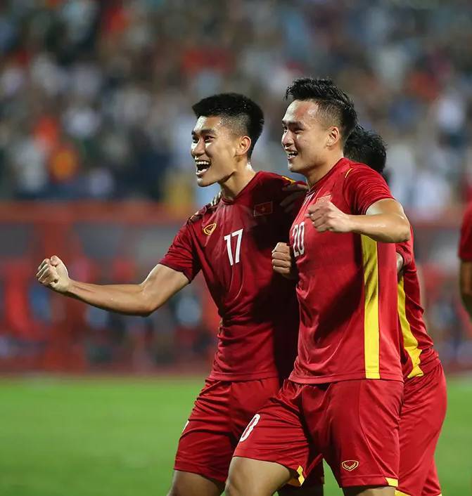  Người hâm mộ hi vọng các cầu thủ Việt Nam có thể đánh bại U23 Hàn Quốc. (Ảnh: Nhân Dân)