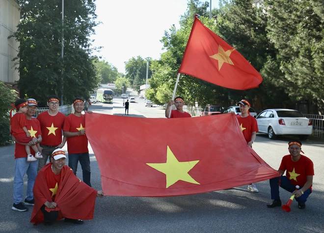  Cổ động viên mang cả cờ đi cổ vũ U23 Việt Nam. (Ảnh: Pháp Luật và Bạn Đọc)