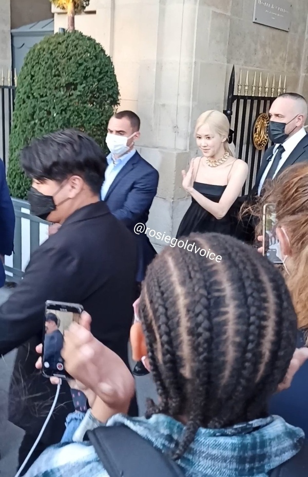    Truyền thông săn đón Rosé từ trước cổng khách sạn. (Ảnh: Twitter @rosiegoldvoice)