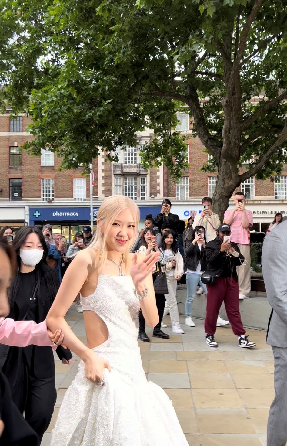    Rosé cực thân thiện chào hỏi những người hâm mộ đã có mặt chờ mình tại sự kiện. (Ảnh: Twitter @rosiebratz)