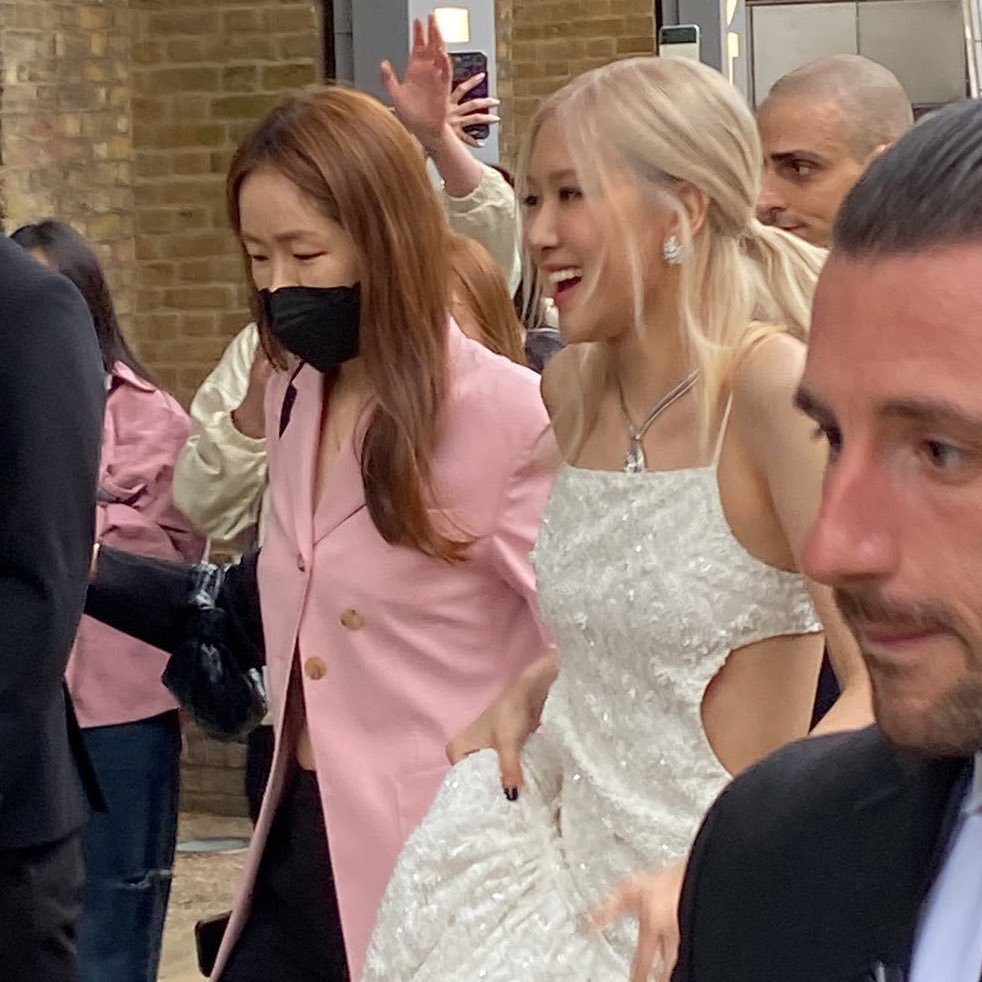    Main vocal nhà BLACKPINK cực tỏa sáng qua ống kính của "team qua đường". (Ảnh: Twitter @rosiebratz)