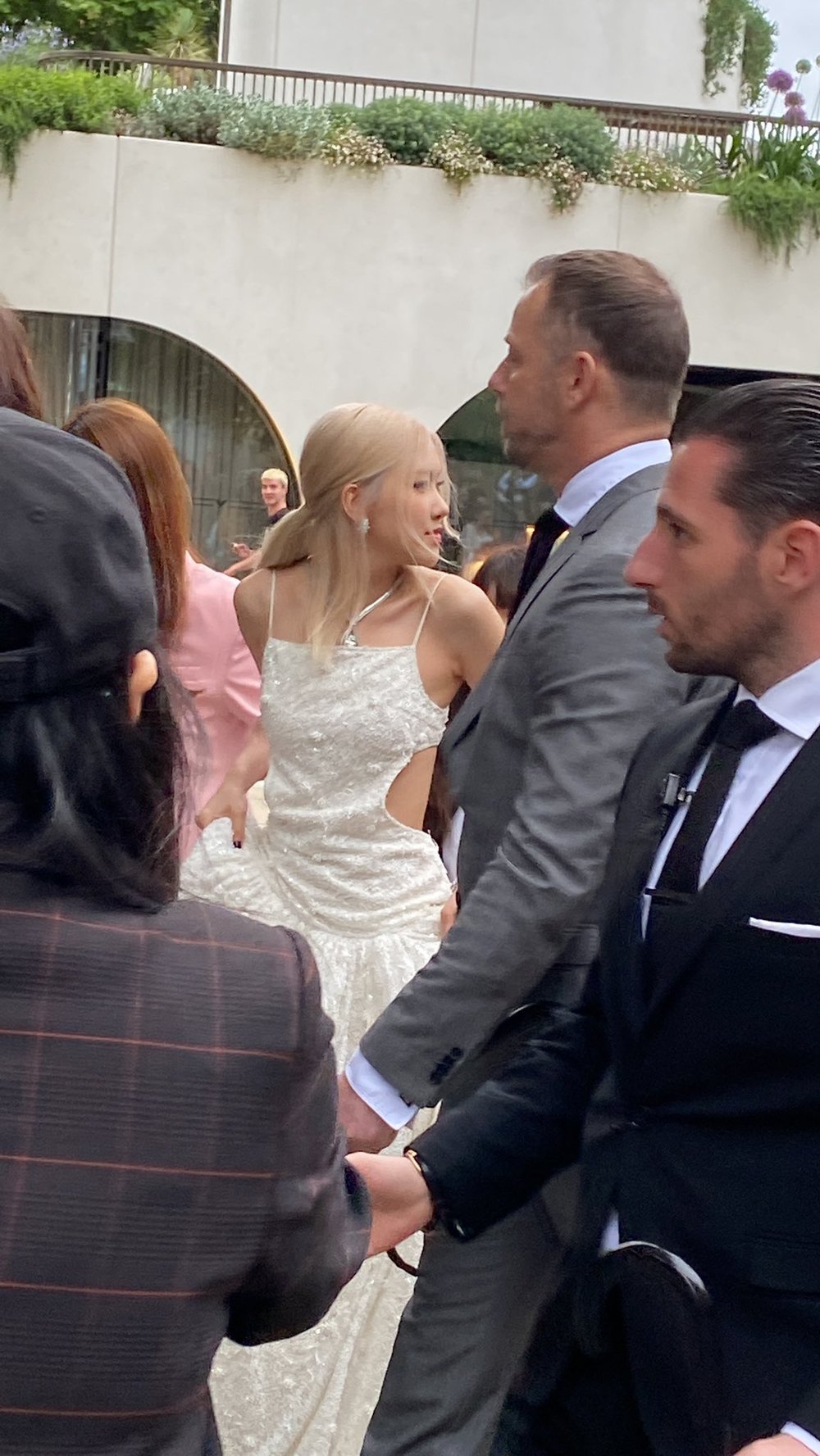    Cô nàng xinh đẹp bất chấp ảnh chụp vội và camera thường. (Ảnh: Twitter @rosiebratz)