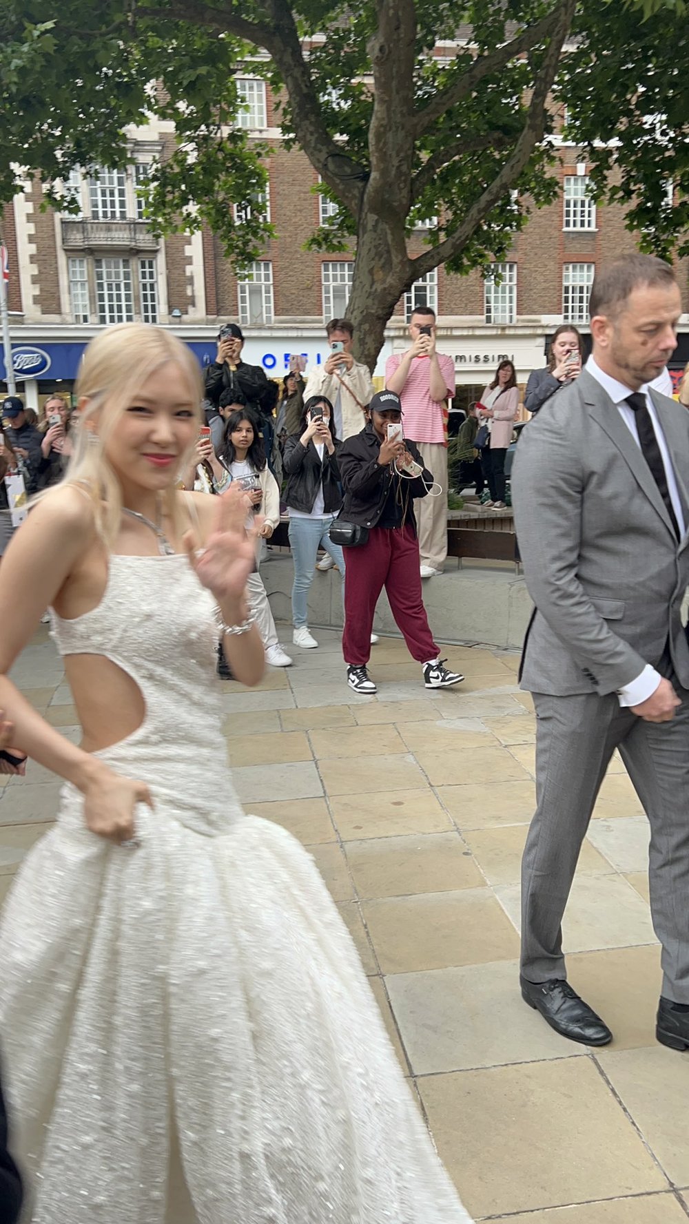    Cô nàng được người hâm mộ săn đón nhiệt tình tại sự kiện ở trời Âu. (Ảnh: Twitter @rosiebratz)