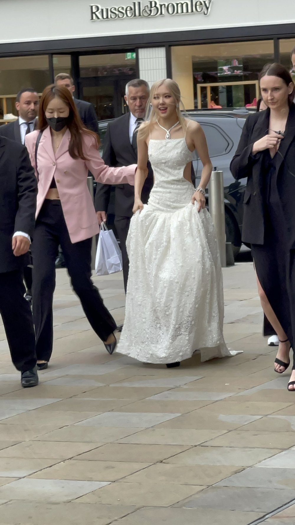    Tiffany & Co. chuẩn bị đội ngũ vệ sĩ cho nữ thần tượng rất tốt. (Ảnh: Twitter @rubyjenniedits)