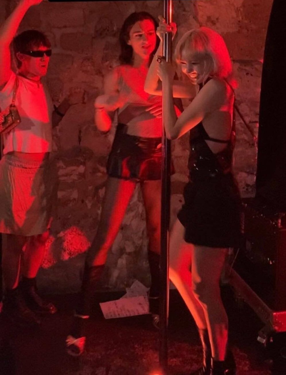 Lisa trổ tài biểu diễn bộ môn múa cột. (Ảnh: Twitter @ohgodlalisa)