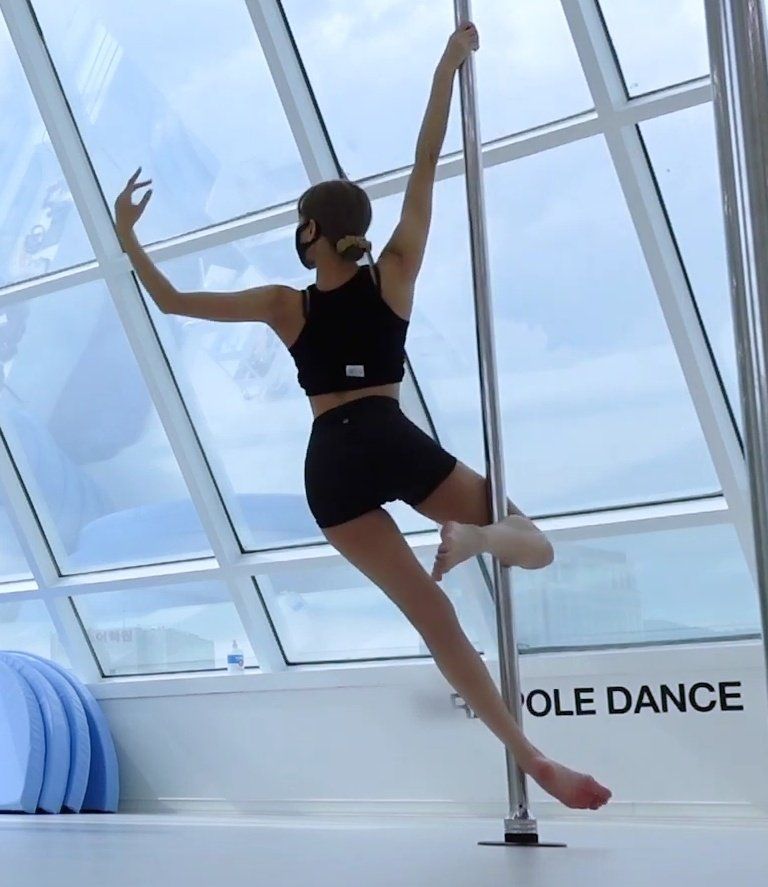  Lisa từng tập luyện múa cột để thực hiện cảnh quay trong MV. (Ảnh: Pinterest)